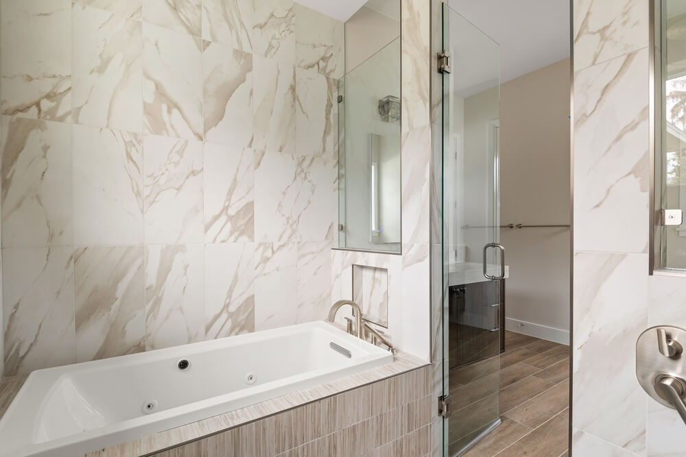 custom-home-builder-bathroom-tub-highland-homes-okahumpka-fl
